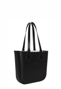 Sort læder tote taske med mat finish, to lange flade håndtag og kontrasterende hvid syning. Indvendig har den et farverigt blomstermotiv.