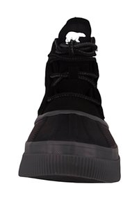 Schwarze High-Top-Sneaker mit strukturiertem Obermaterial, langlebiger Gummisohle und auffälligem Schnürsystem. Verfügt über eine Zuglasche für ein einfaches Anziehen.