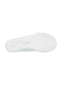 Suela de zapatilla deportiva blanca que presenta una superficie texturizada, forma curva y ligeros dibujos para el agarre. Logo de la marca visible en el centro.