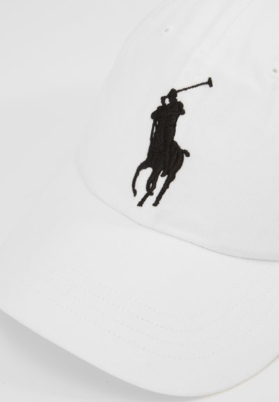 Baltas kokvilnas beisbola cepure ar melnu izšūtu polo spēlētāja logotipu priekšpusē, ar izšūtu apdari pa viziera malām.