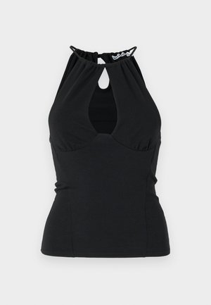 Top halter nero con un'apertura a chiave nel collo, caratterizzato da tessuto arricciato sul retro e un design aderente. Realizzato in un tessuto liscio.