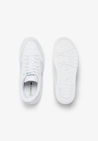 Sneaker bianco con tomaia in pelle liscia, collarino imbottito e lacci piatti. Caratterizzata da una suola in gomma testurizzata con battistrada a motivo. Inclusa la dettaglio del logo.