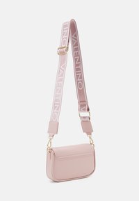 Borsa a tracolla in pelle rosa con texture liscia, dotata di una tracolla removibile con il logo "VALENTINO" e dettagli in hardware dorato.