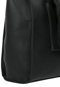 Borsa a tracolla nera in pelle con superficie testurizzata, forma rettangolare e dettaglio della tasca laterale. Nessun hardware visibile o modelli.