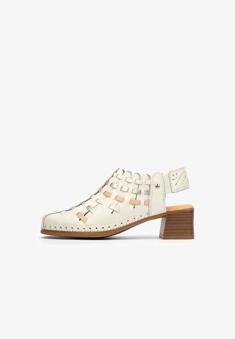 Sabot à talons en cuir blanc avec un design tissé, ouvert à l'arrière, et un talon en bois marron clair. Présente des accents beiges et métalliques dans le tissage.