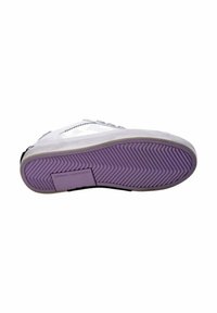 Deportiva blanca con un acabado suave, que presenta una suela de goma morada con un patrón de espiga. Marca visible en el talón.