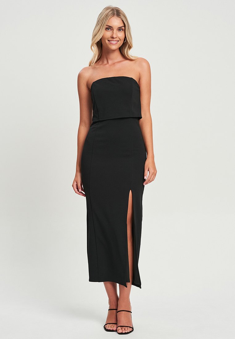 Schwarzes trägerloses Maxikleid mit taillierter Silhouette, seitlichem Schlitz und einer geschichteten Oberseite. Hergestellt aus glattem Material mit matter Oberfläche.