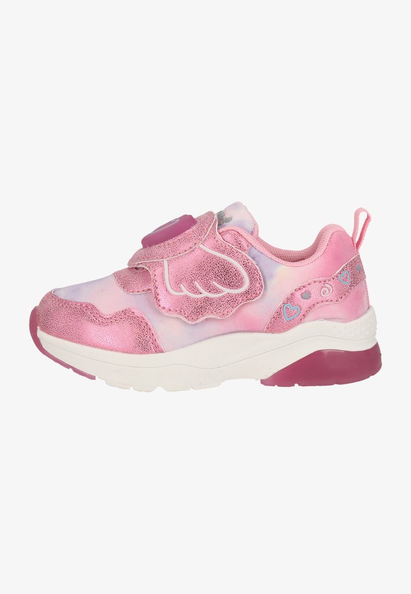Rosa Sportschuh mit einer strukturierten synthetischen Oberseite, Klettverschluss und Flügeldetail. Weiße Zwischensohle und pinker Akzent auf der Außensohle.