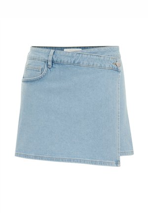 Gonna di jeans azzurro chiaro con design a portafoglio, dotata di tasca frontale, hardware in argento e orlo dritto. Texture liscia su tutta la superficie.
