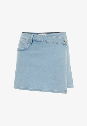 Falda de mezclilla azul claro con diseño envolvente, que cuenta con un bolsillo frontal, herrajes plateados y un dobladillo recto. Textura suave en toda su superficie.