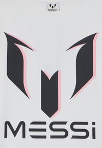 Valge T-särk, millel on silmapaistev musta ja roosa graafiline kujundus, sealhulgas stiliseeritud "M" ja "MESSI" tekst paksus kirjas.
