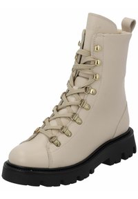 Botín de cuero beige con cordones, herrajes dorados, cuello acolchado y suela texturada negra con profundidad para un buen agarre.