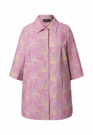 Manteau coloré à manches courtes en tissu texturé tissé. Présente un col et une fermeture à boutons avec des motifs dans des teintes de rose, jaune et violet.