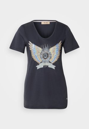 Laivaston t-paita lyhyillä hihoilla; siinä on paljeteilla koristeltu siipimäinen muotoilu ja keskeinen pyöreä kuviokuvio; pyöreä kaula-aukko.