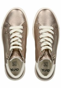Sneaker in bronzo metallico con lacci bianchi, dotati di una cerniera laterale, punta arrotondata e una finitura leggermente testurizzata. Fodera interna morbida.