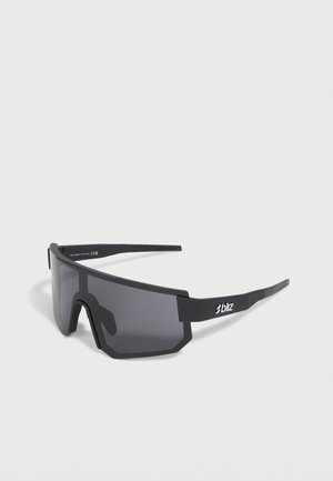 Μαύρα αθλητικά γυαλιά ηλίου τύπου wraparound με σκούρο σκουρόχρωμο ενιαίο φακό και λογότυπο «bliz» στο μπράτσο, εμφανίζονται σε λευκό φόντο.