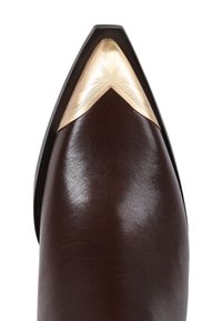 Sapato de couro castanho com bico pontiagudo. O bico apresenta um destaque dourado com um padrão gravado. Textura suave e acabamento polido.