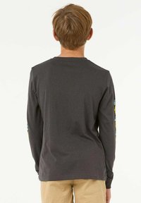 Langärmliges graues Baumwollshirt mit bunten Designs auf den Ärmeln, Rundhalsausschnitt und lockerer Passform. Glatte Textur und standardmäßiger Saum.