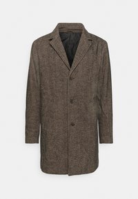 Brauner Fischgrätmantel mit Reverskragen, drei Knöpfen und zwei Vordertaschen. Weiche Textur und mittellanges Design.