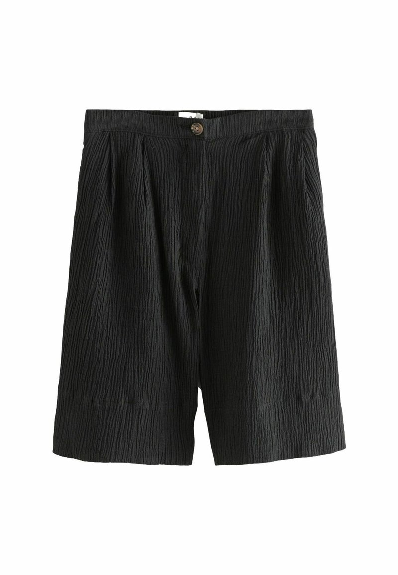 Pantaloni corti neri realizzati in tessuto testurizzato, dotati di chiusura con bottone, pieghe sul davanti e vestibilità ampia. Nessun motivo o dettaglio visibile.