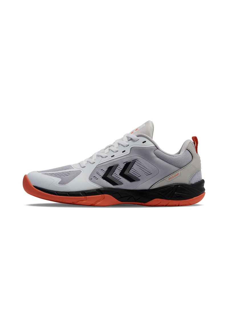 Heren sport schoenen met een witte en grijze bovenkant, zwarte accenten, oranje zool, mesh structuur en een kenmerkend logo detail.