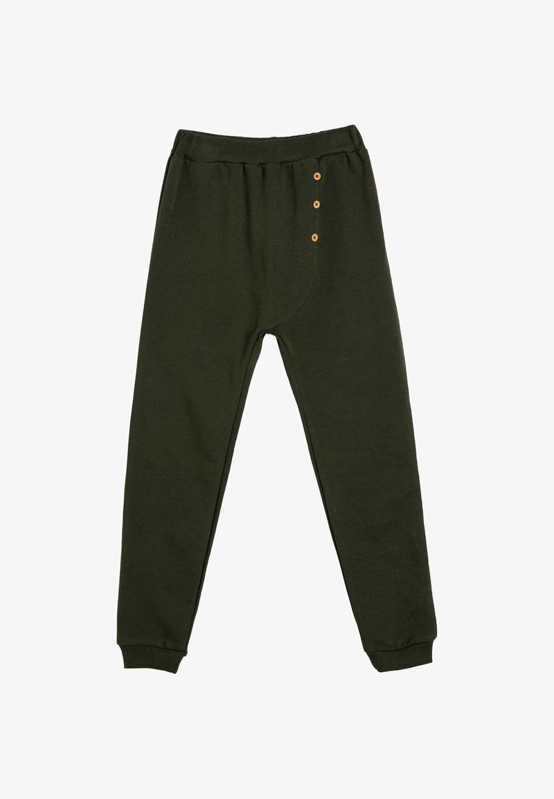 Pantalones de chándal de cintura elástica en verde oscuro con puños acanalados y tres pequeños botones de madera en el lado derecho delantero.