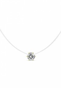 Duidelijkehanger met een ronde, transparante edelsteen gezet in gouden klauwen, hangend aan een dunne, flexibele witte ketting.