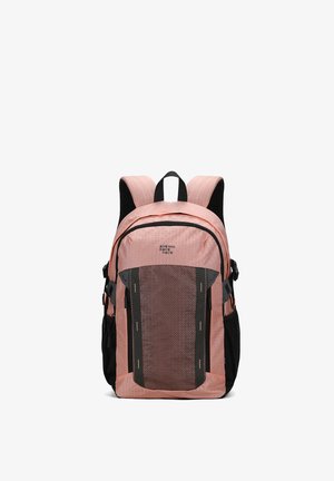 Roze rugzak met gevoerde schouderbanden, een mesh voorvak, zwarte accenten en meerdere opbergcompartimenten voor functionaliteit.