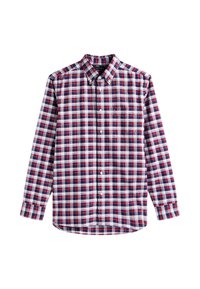 Camisa de manga larga con botones, con un patrón de cuadros en rojo, azul marino y blanco, y un bolsillo en el pecho, sobre un fondo blanco.