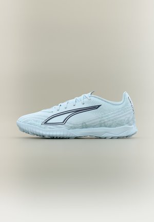 Lichtblauwe sportschoen met een gestructureerde zool, veters en een zwart golvend zijlogo, getoond in zijaanzicht op een neutrale achtergrond.