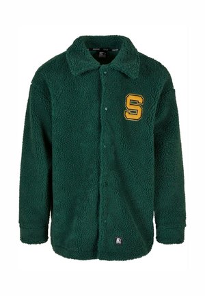 Groene fleecejack met een knoopsluiting en een gestructureerd oppervlak. Heeft een geborduurd geel letter "S" op de linkerkant van de borst.