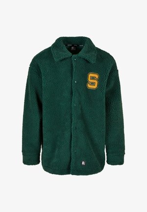 Groene fleecejack met een knoopsluiting en een gestructureerd oppervlak. Heeft een geborduurd geel letter "S" op de linkerkant van de borst.