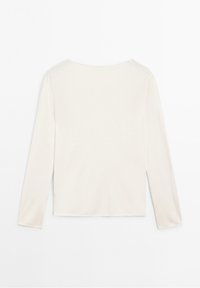 Pitkähihainen yläosa off-white-värissä, jossa pyöreä pääntie, pehmeä koostumus ja lyhyt malli, jossa yksinkertainen ommel olkapäillä.