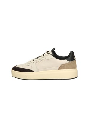 Low-top sneaker van crèmekleurig leer, met beige en zwarte suède accenten, zwarte gevoerde kraag, crèmekleurige rubberen zool en vetersluiting.