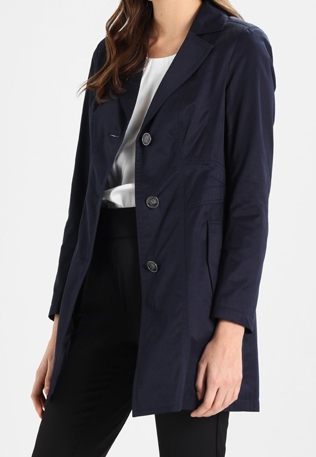 Marineblå, letvægts, skræddersyet trench coat med en notched krave, tre knapper og sidelommer, lavet af et glat stof.