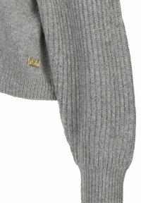Grauer Strickpullover mit breiter Rippenstruktur, der ein dezentes goldenes Logo-Highlight aufweist. Der Stoff wirkt weich und strukturiert.