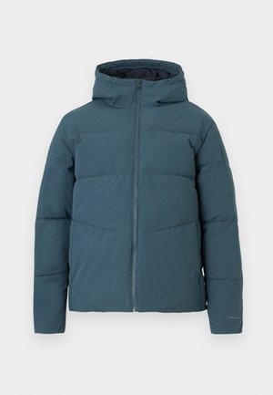Giacca puffer turchese con zip frontale, cappuccio regolabile e motivo trapuntato orizzontale. Presenta tasche laterali e una finitura liscia e testurizzata.