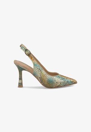 Chaussure à talon haut à bride, avec un bout pointu, présentée avec une texture de reptile irisée dans des tons de vert, bleu et or, et un talon mince.