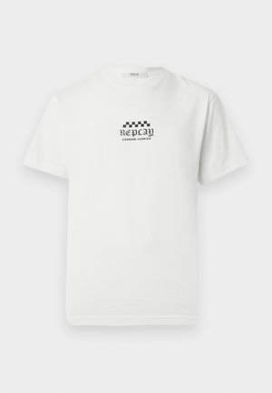 Λευκό κοντομάνικο T-shirt με μαύρο μοτίβο καρό και το κείμενο "REPLAY CUSTOM SERVICE" στο κέντρο του στήθους.