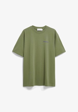 Olivengroen T-shirt van zacht katoen, met korte mouwen en een ronde hals. Op de voorkant staat een klein paars logo.