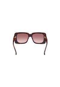 Gafas de sol cuadradas con un patrón de concha de tortuga, lentes degradados que transicionan de rosa claro a oscuro, y patillas delgadas con acentos dorados.