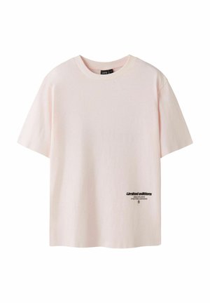 Lys rosa kortermet T-skjorte med rund hals og liten svart tekst som sier "Limited editions" på nedre høyre frontside.