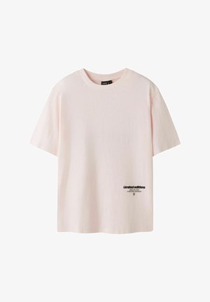 Hellrosa kurzärmeliges T-Shirt mit Rundhalsausschnitt und kleinem schwarzen Schriftzug "Limited editions" auf der unteren Vorderseite rechts.