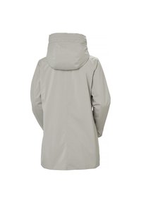 Chaqueta impermeable de color gris claro con capucha, que presenta una textura suave y un corte de longitud media. Diseño sencillo, sin hardware o acentos visibles.