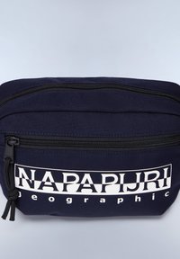 Dunkelblaue Stofftasche mit einem Zwei-Wege-Reißverschluss, ausgestattet mit dem auffälligen weißen "NAPAPIJRI geographic" Logo auf der Vorderseite. Strukturiert Oberfläche.