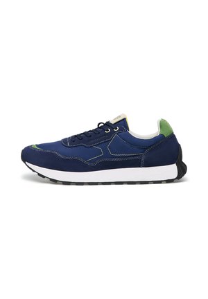 Sneaker blu navy con suola bianca, accento verde sul tallone, lacci blu navy e cuciture a contrasto, vista dal lato esterno.