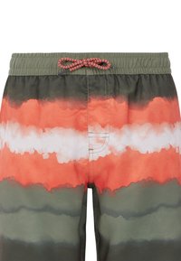 I pantaloni da nuoto presentano una vita elasticizzata con un cordino rosso, un motivo a gradiente di arancione e verde, e una texture di tessuto liscia.