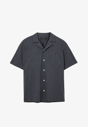 Koszula zapinana na guziki z krótkim rękawem w ciemnoszarym kolorze, wykonana z lekkiego materiału, posiadająca klapowany kołnierzyk, subtelną teksturę i kremowe guziki.