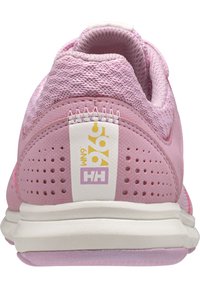 Růžová sportovní obuv s patou z síťoviny, perforovanými syntetickými panely, bílou podrážkou a bílou štítkem s logy "1996" a "HH".