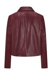 Burgunderfarbene Lederjacke mit spitzem Kragen, langen Ärmeln und glatter Textur, die ein minimalistisches Design und eine taillierte Passform aufweist.